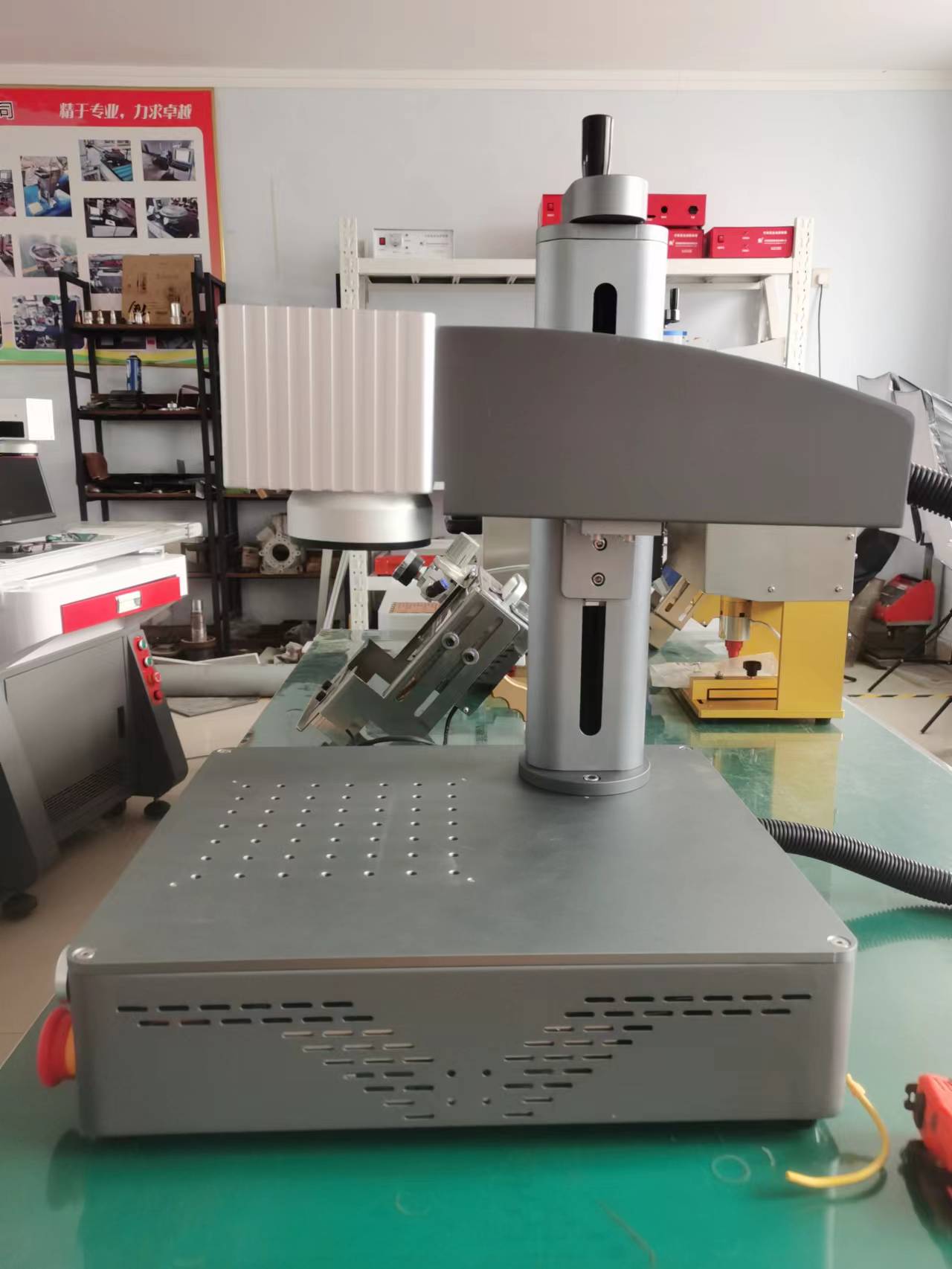 20w 30w lasermarkeermachine voor metalen naamplaatje